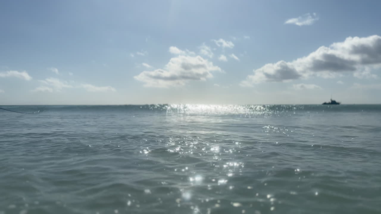 은 날의 아름다운 바다 파도