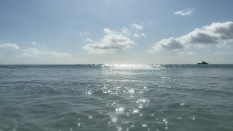 hermosas olas del océano en un día soleado
