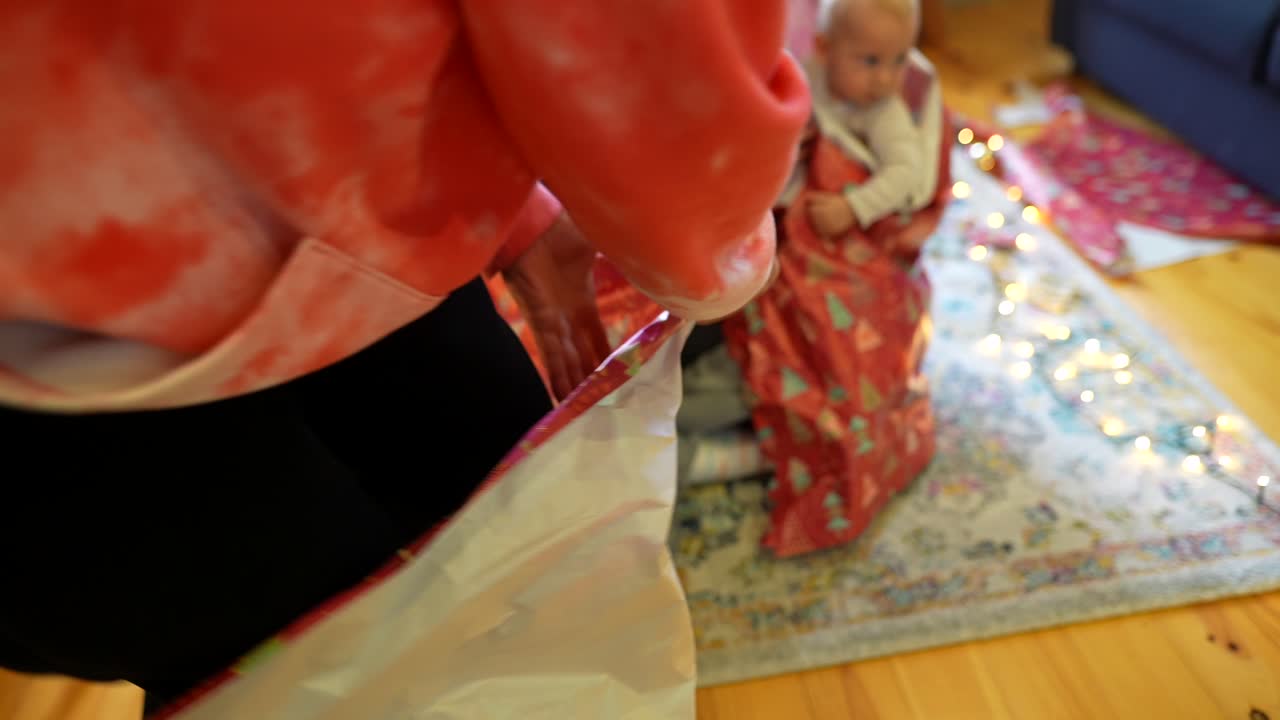 가족이 크리스마스 선물을 풀고 있습니다.