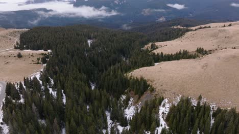 Rückwärts-Aus-Nebligem-Tal-über-Die-Landstraße-Im-Herzen-Der-Bucegi-Berge,-Rumänien