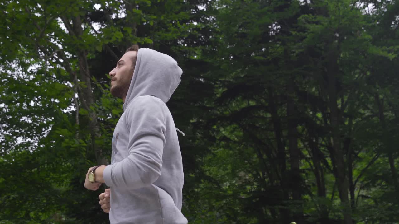 아침에 조 ⁇ 하는 남자.