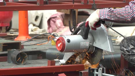 Nahaufnahme-Des-Schneidens-Von-Rundem-Stahlrohr-Mit-Einer-Trennscheibenmaschine-Auf-Der-Baustelle