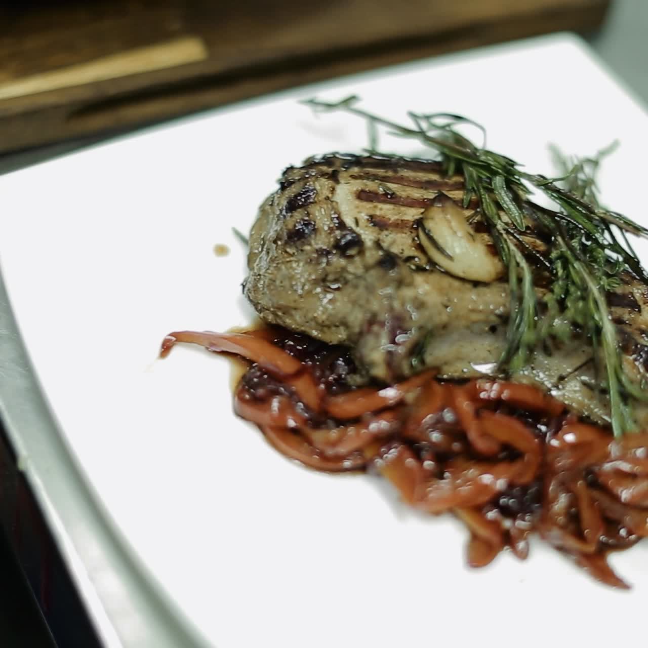 bistec de carne preparado con verduras