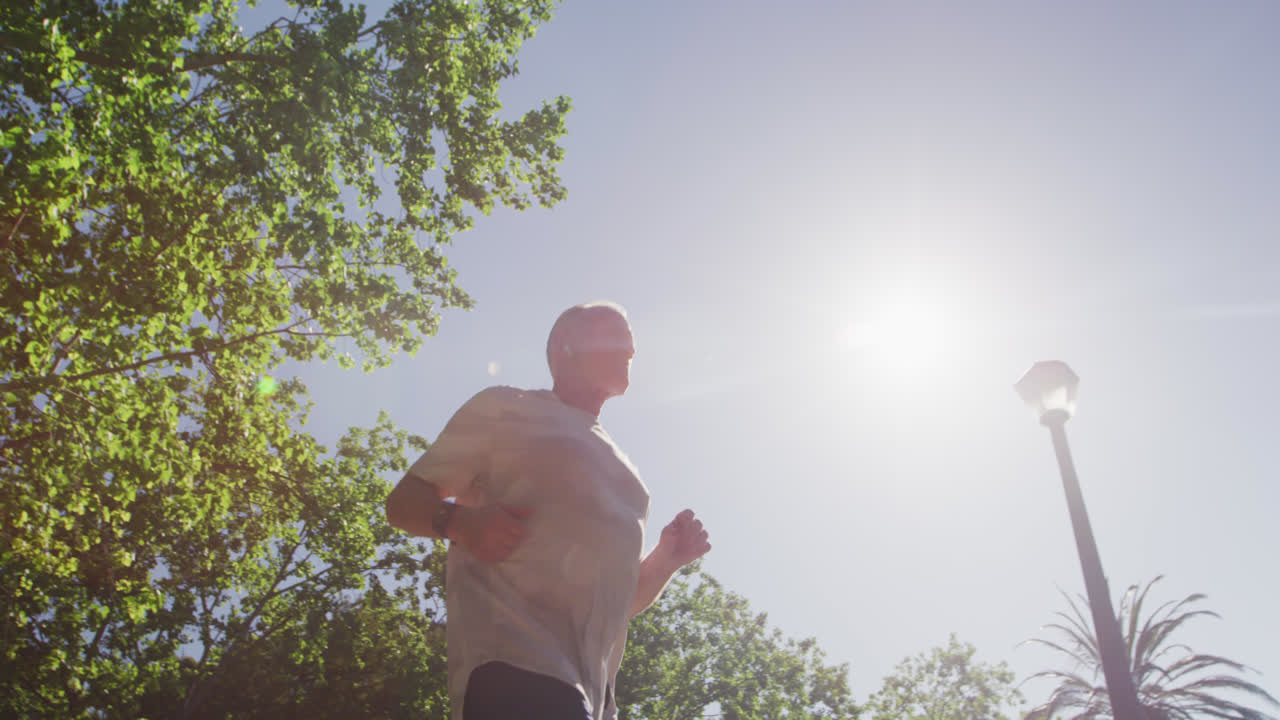 Uomo anziano che corre nel parco