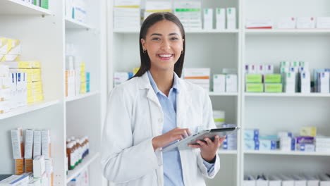 retrato de um farmacêutico a verificar o inventário