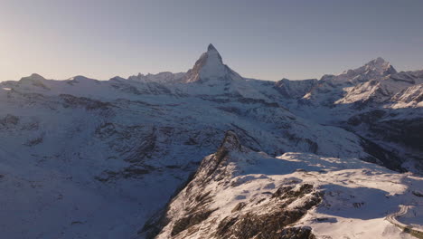 Toma-Aérea-En-Suiza-En-La-Ciudad-De-Zermatt-Con-La-Montaña-Matterhorn