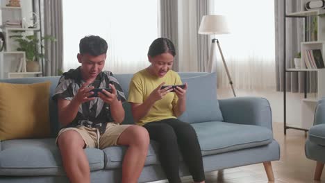 siblings playing mobile games