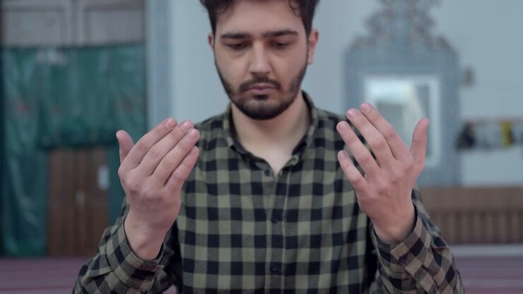 Uomo musulmano che prega Allah