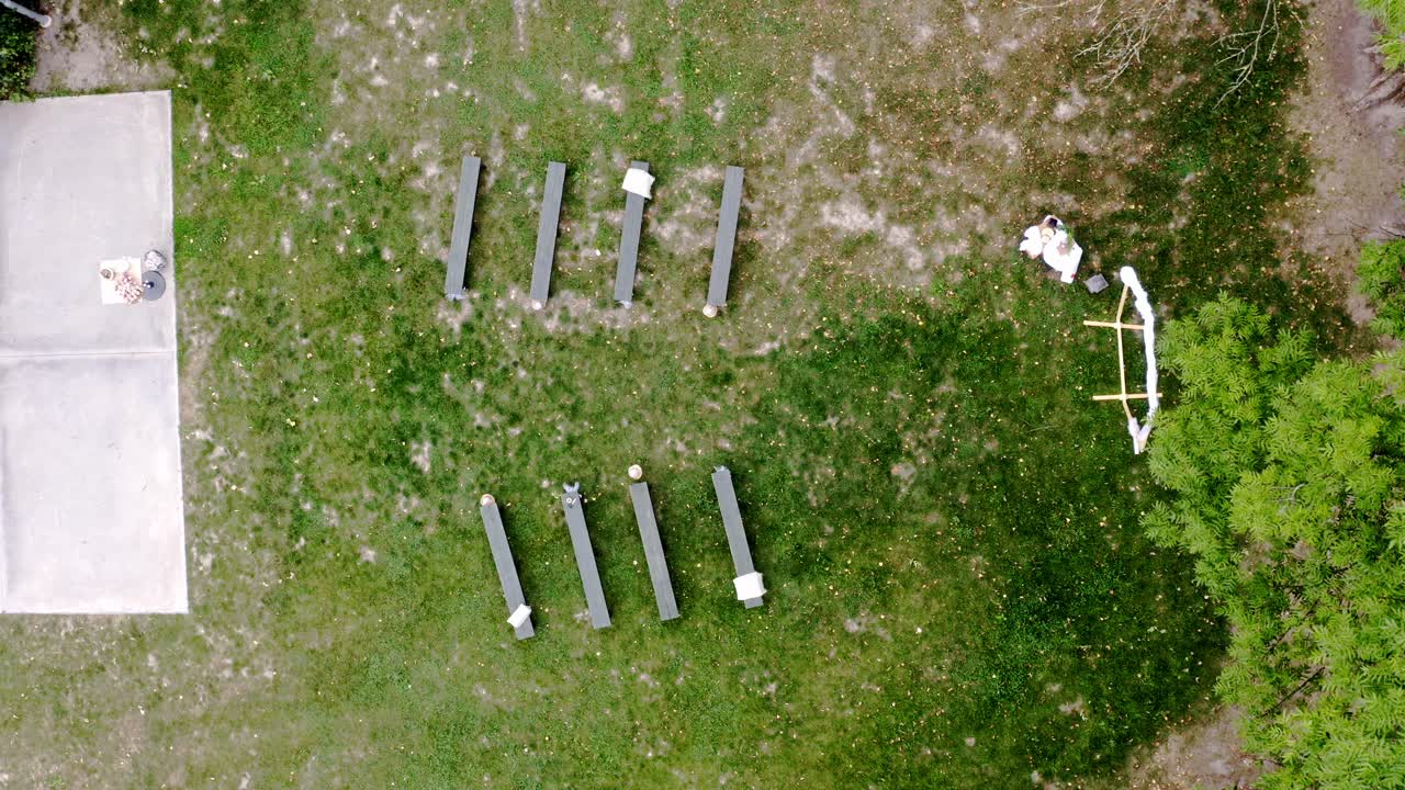 간소한 야외 결혼식 제단 앞의 빈 벤치, 오버헤드 뷰