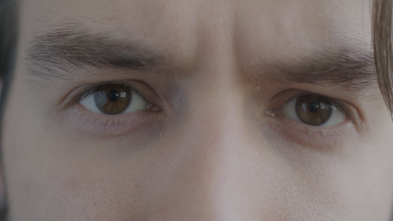 primer plano de la cara de un hombre