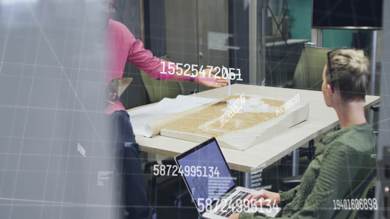 анимация обработки данных над различными деловыми людьми в офисе