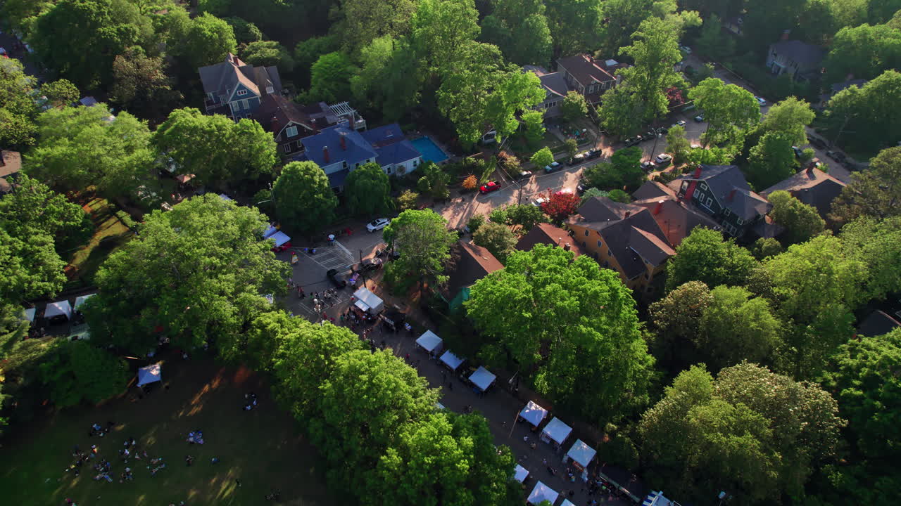 Vista aerea al tramonto sull'Inman Park Festival, un popolare evento primaverile in uno storico quartiere di Atlanta, Georgia, immerso in un vivace baldacchino urbano di alberi, parchi e strade panoramiche