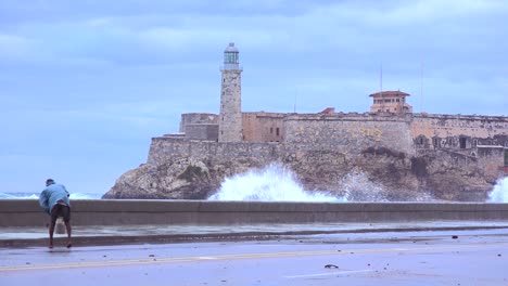 El-Castillo-Y-El-Fuerte-Del-Morro-En-La-Habana,-Cuba,-Con-Grandes-Olas-En-Primer-Plano-3