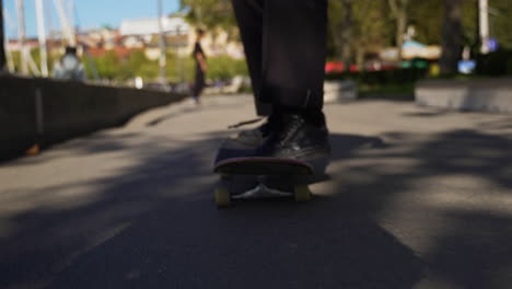 Primer-Plano-De-Monopatín-En-Pasarela-De-Hormigón-Y-Patinador-Cayéndose