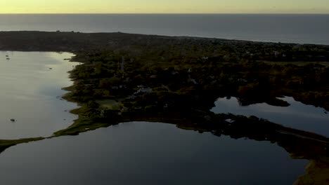 Toma-Aérea-De-Camiones-Al-Amanecer-En-Montauk-Al-Final-De-Long-Island-New-York