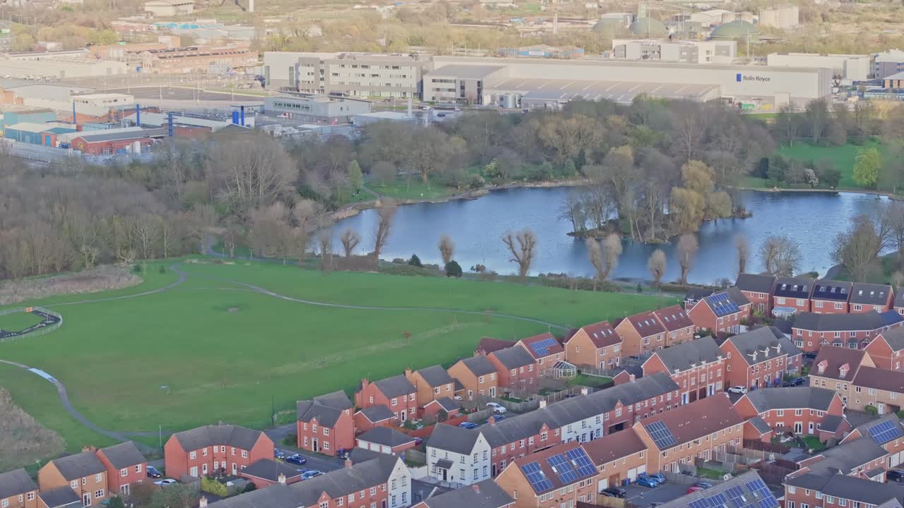 영국 더비의 산업 지역이 자연의 한 줄에 의해 개인 주택에서 제거되는 공중 촬영: 녹색 잔디, 두꺼운 숲, 그리고 조용한 호수