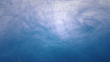 tinta azul casi todavía en el agua 4k 50fps prores