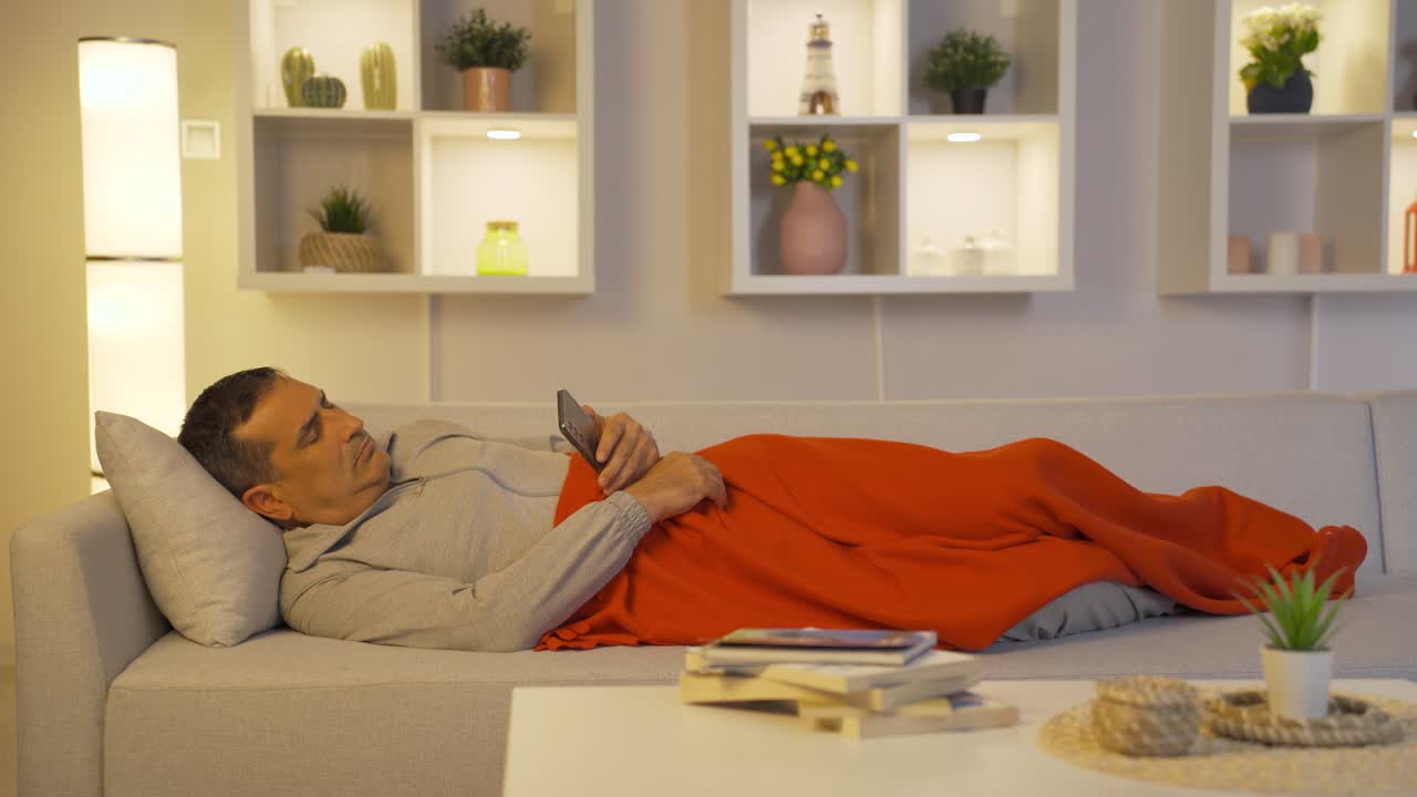 ⁇ 드폰을 사용하면서 잠들어 있습니다.