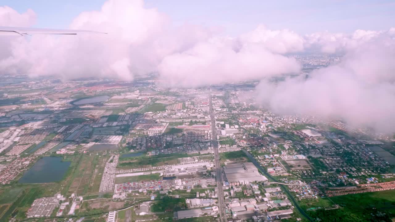 하늘에 휘어진 비행기 창문에서 본 풍경