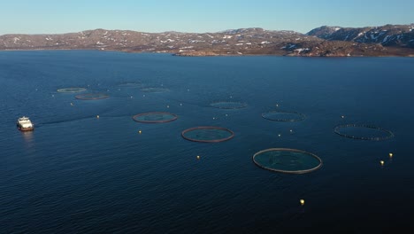imágenes aéreas de granjas de pesca de salmón en noruega