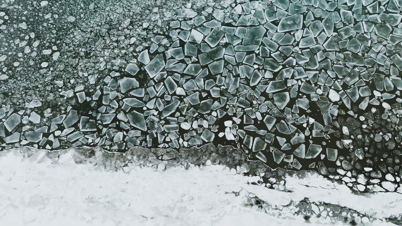 esplorazione aerea che cattura il fascino congelato del lago michigan da un drone