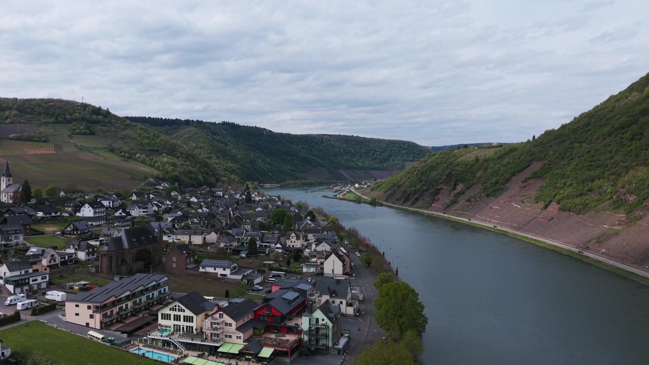 Storica città di Cochem situata lungo l'ampio fiume Mosella in Germania. Vista aerea frontale, spazio per il testo