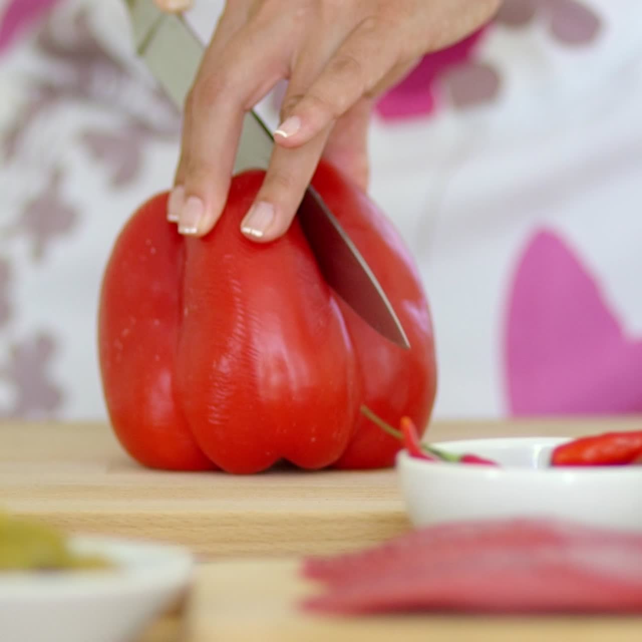 신선한 빨간 피망을 자르는 주부