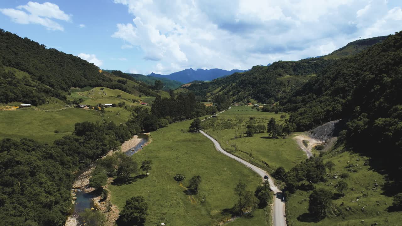 Immagini aeree della strada per la montagna Soldados de Sebold nella città di Alfredo Wagner - Santa Catarina - Brasile meridionale