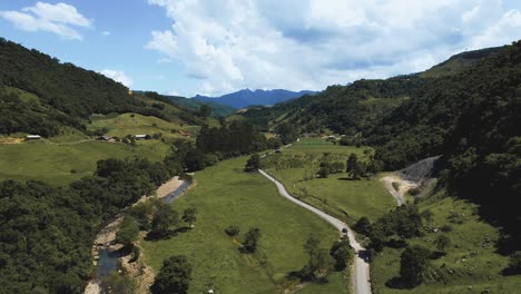 Imágenes-Aéreas-Del-Camino-A-Los-Soldados-De-La-Montaña-Sebold-En-La-Ciudad-De-Alfredo-Wagner---Santa-Catarina---Sur-De-Brasil