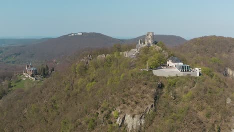 toma de drones de los drachenfels con el castillo drachenburg siebengebirge cerca de bonn - königswinter