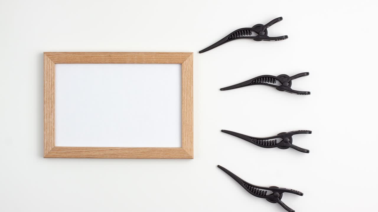 스 모션 애니메이션 모 목조 프레임 4 개의 검은색 섹션 머리카락 클립이 색 배경에 복사 공간을 가진 이미지 템플릿의 오른쪽 사이트의 평평한 레이