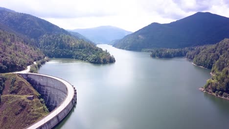 belle prise de vue aérienne par drone révélant lentement le côté d'un barrage à flanc de montagne