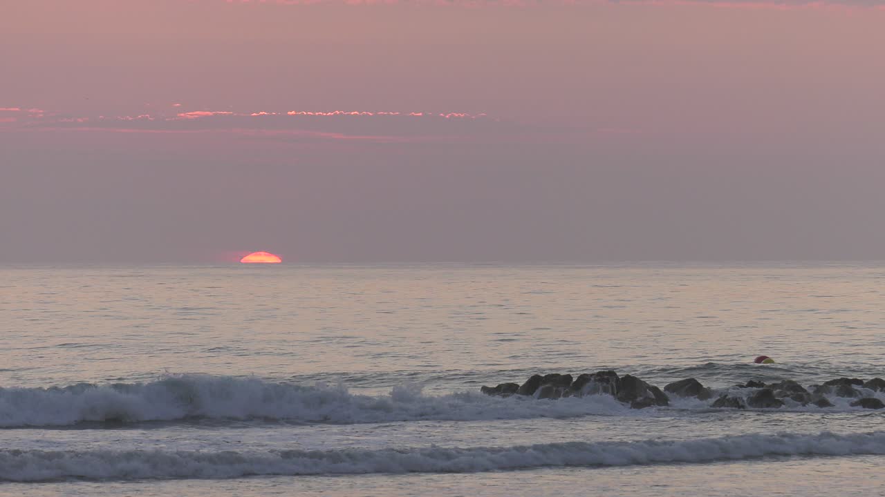陽光在平靜的海上升起