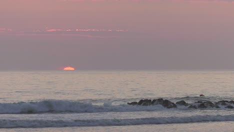 Sonne-Geht-über-Ruhigem-Meer-Auf