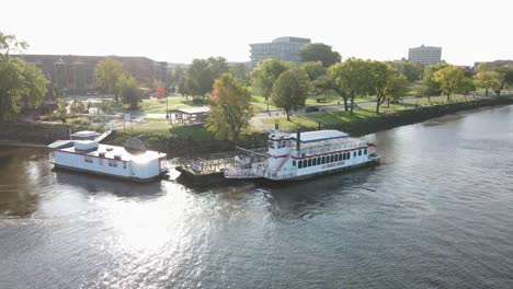 Luftaufnahme-Vom-Wasser-Eines-Kleinen-Kreuzfahrtschiffes,-Das-Am-Riverside-Park-In-La-Crosse,-Wisconsin,-Angedockt-Ist