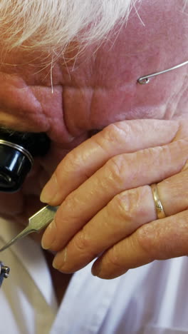 primer plano de un relojero reparando un reloj