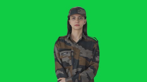 serio mujer oficial del ejército indio pantalla verde