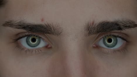 primer plano de los ojos de una persona