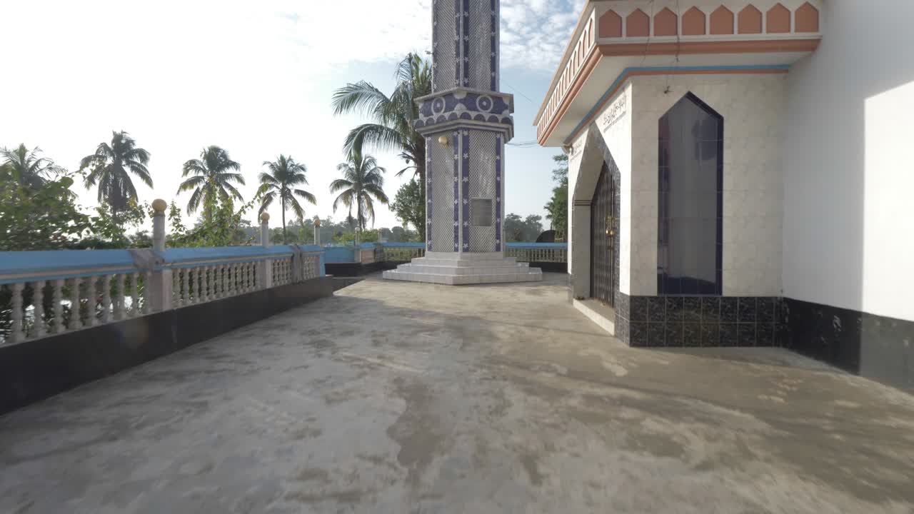 acercándose a un minarete en una mezquita del pueblo