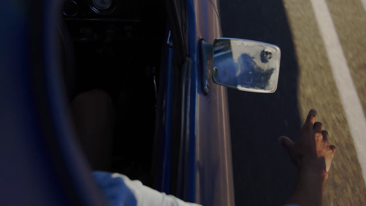 픽업 트럭 을 타고 도로 여행 을 하는 청년