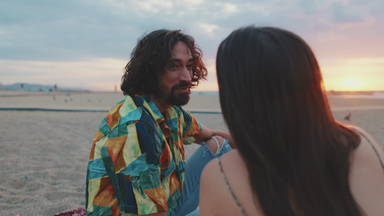 ビーチで夕暮れを楽しんでいるカップル