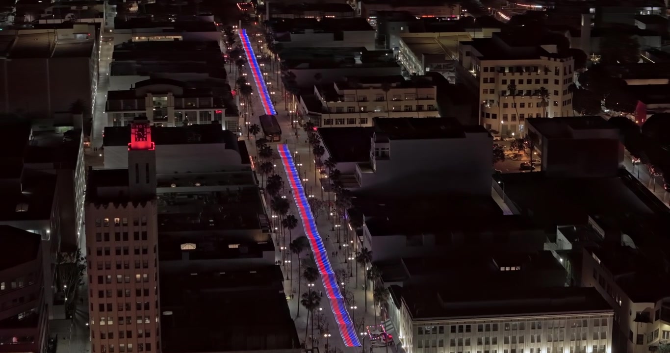 Santa Monica California Aerial v28, orbite aérienne au téléobjectif au-dessus du centre-ville et de la Third Street Promenade, révélant des pâtés de maisons illuminés et la vie nocturne - Filmé avec un Mavic 3 Pro Cine - 25 mai 2024