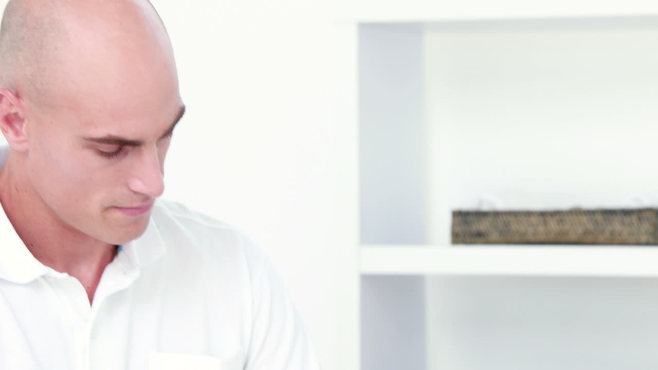 물리 치료사 가 환자 에게 다리 마사지 를 하고 있다