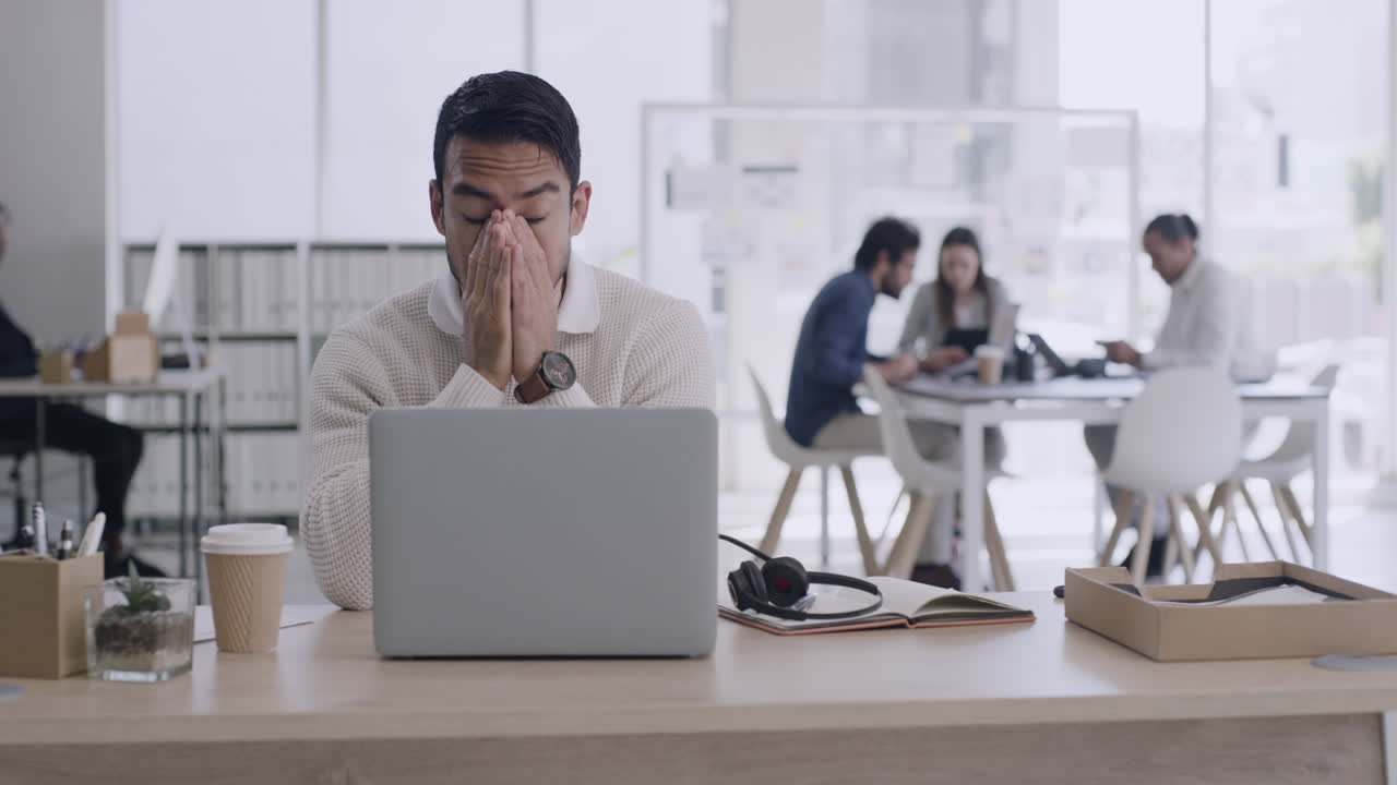 과로한 남성 콜센터 에이전트