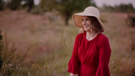 Mujer-Joven-Caminando-Sobre-Un-Prado-Sonriendo-A-La-Cámara-De-Cerca-5