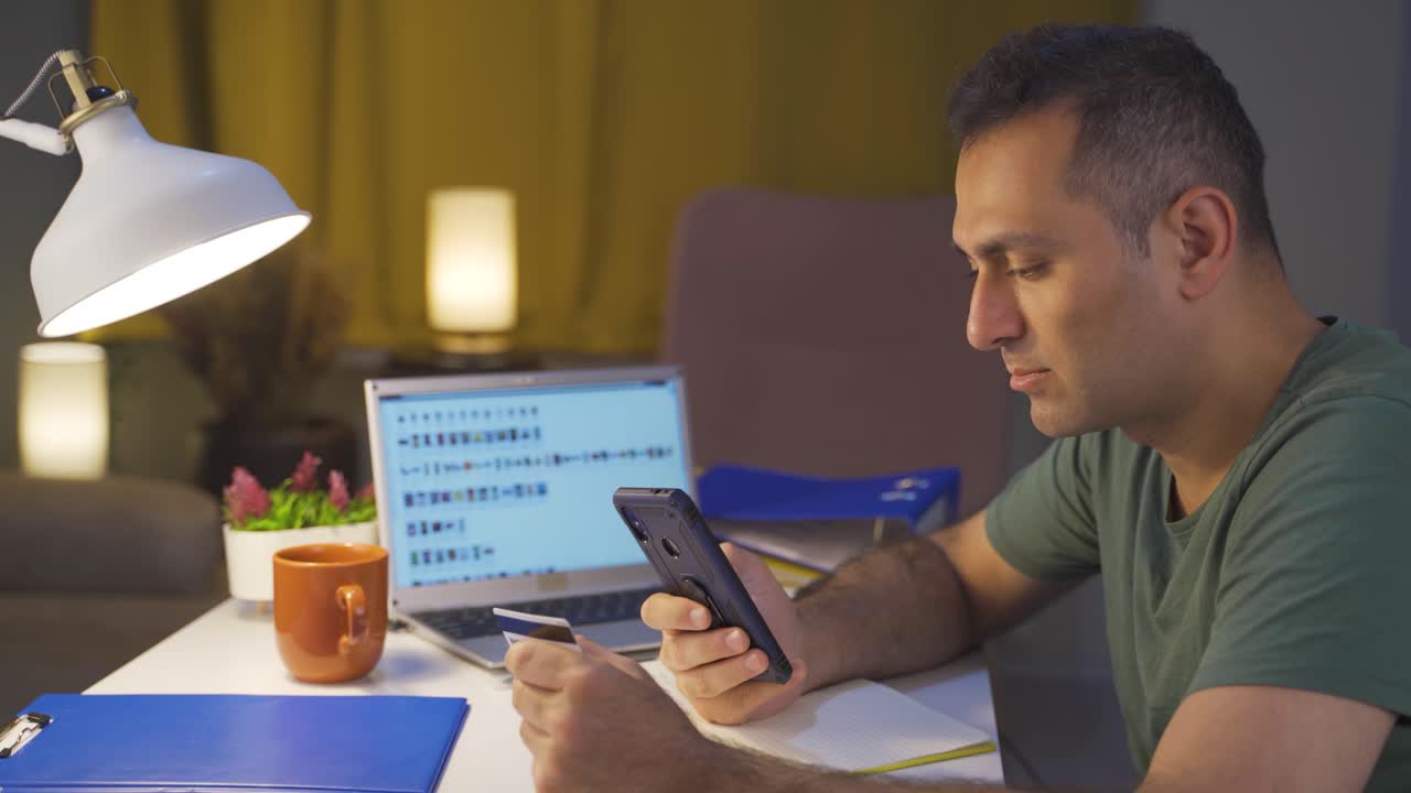 hombre comprando productos en línea desde el teléfono. comercio electrónico.