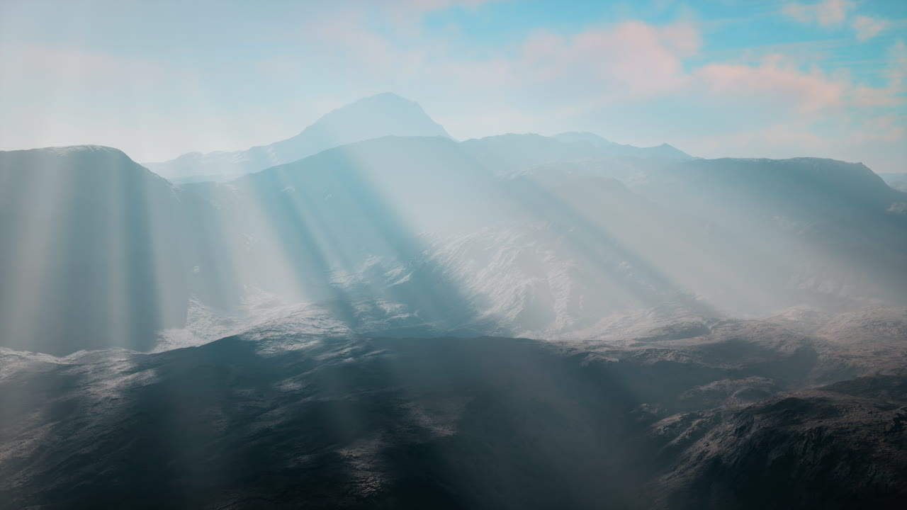 태양 광선 을 가진 산 들 의 극적 인 풍경