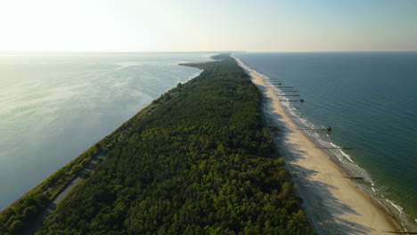 Touristenort-Kuznica-Auf-Der-Halbinsel-Hel,-Polen,-Langsame-Luftbewegung-In-Richtung-Horizont-über-Der-Ostsee