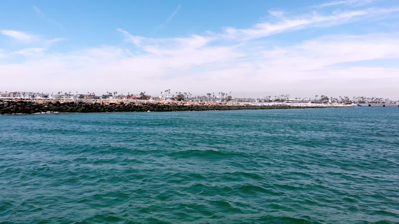 드론이 잔잔한 바다 위를 날다