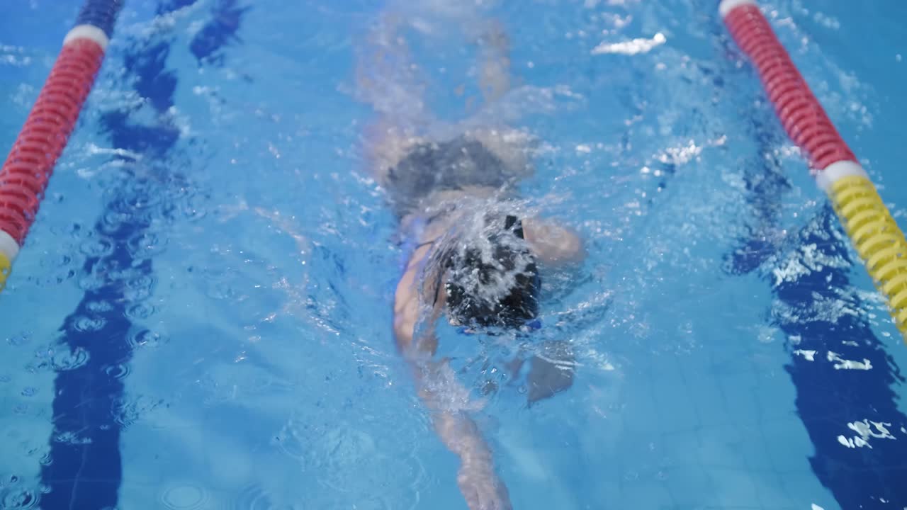 Sporty young woman swimming in pool